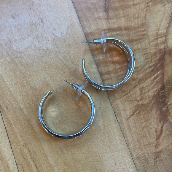Sterling silver hammered hoop, earrings - Picture 3 of 3